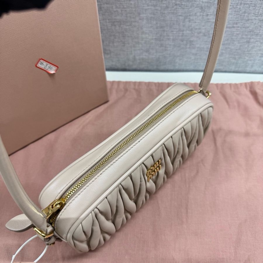 miumiu繆繆 粉色褶皺羊皮手提包 麻將包 單肩包 腋下包 尺寸:21*4*10cm 附件:塵袋-5