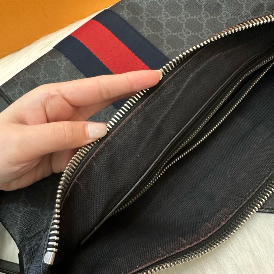 GUCCI 滿版黑老花男款郵差包 斜背肩背手拿包-65