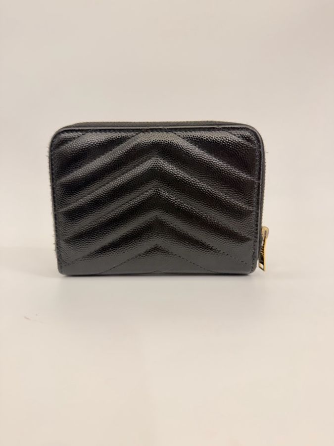 YSL 黑荔枝皮6卡對開拉鏈短夾-1