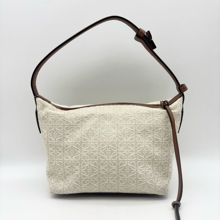 Loewe 羅意威 米白色Cubi飯盒包 尺寸:20*17*12-1