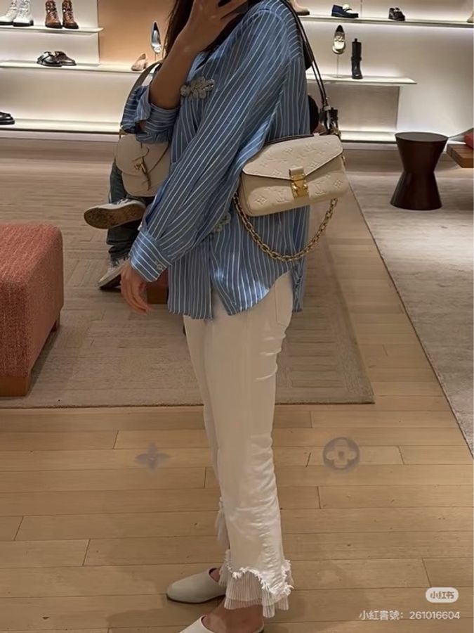 LV M22942 Pochette Métis East West 奶油色壓紋牛皮橫式郵差包-4