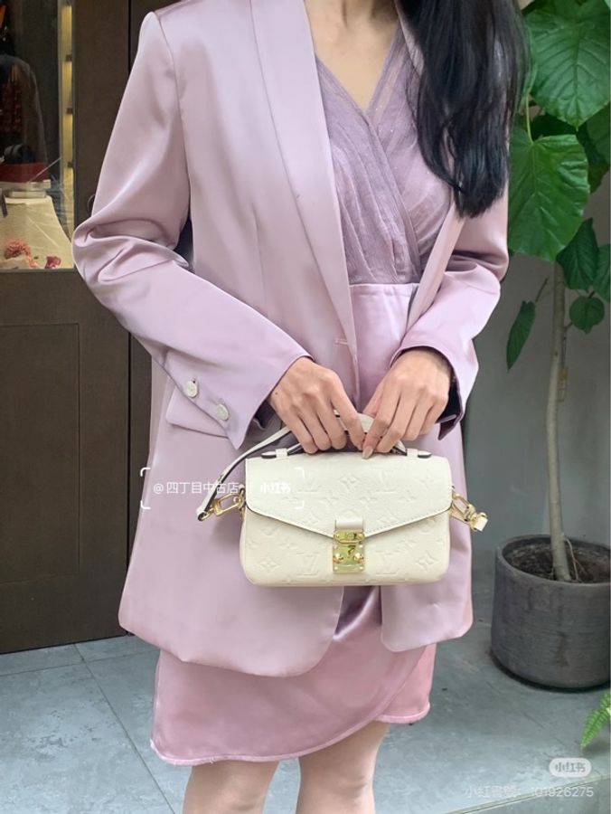 LV M22942 Pochette Métis East West 奶油色壓紋牛皮橫式郵差包-5