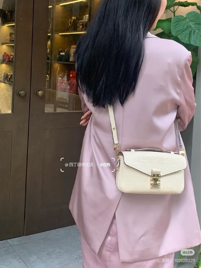 LV M22942 Pochette Métis East West 奶油色壓紋牛皮橫式郵差包-6