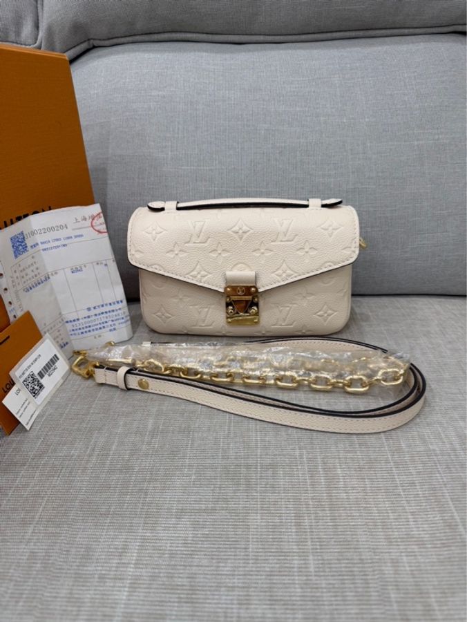 LV M22942 Pochette Métis East West 奶油色壓紋牛皮橫式郵差包-8