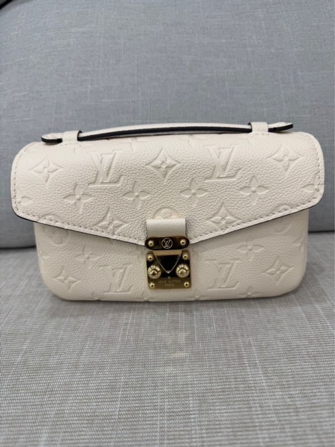 LV M22942 Pochette Métis East West 奶油色壓紋牛皮橫式郵差包-9