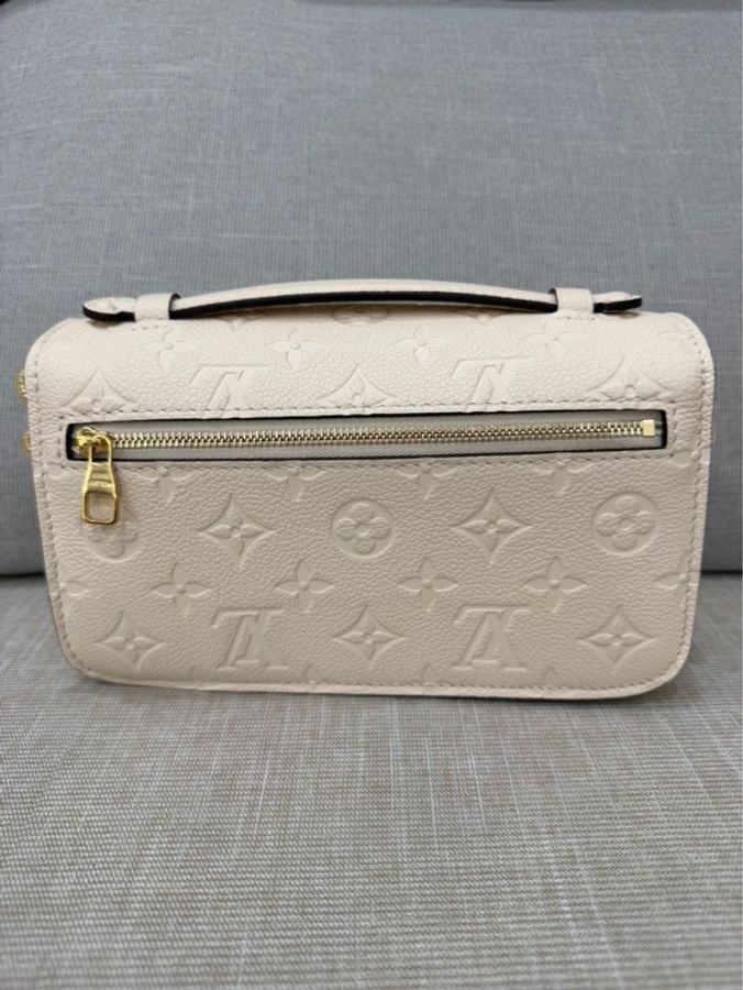 LV M22942 Pochette Métis East West 奶油色壓紋牛皮橫式郵差包-10