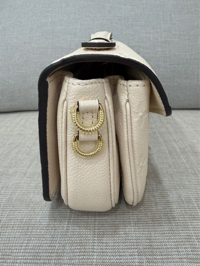 LV M22942 Pochette Métis East West 奶油色壓紋牛皮橫式郵差包-11
