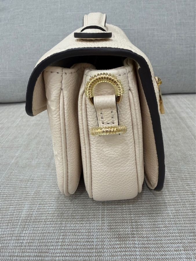 LV M22942 Pochette Métis East West 奶油色壓紋牛皮橫式郵差包-12
