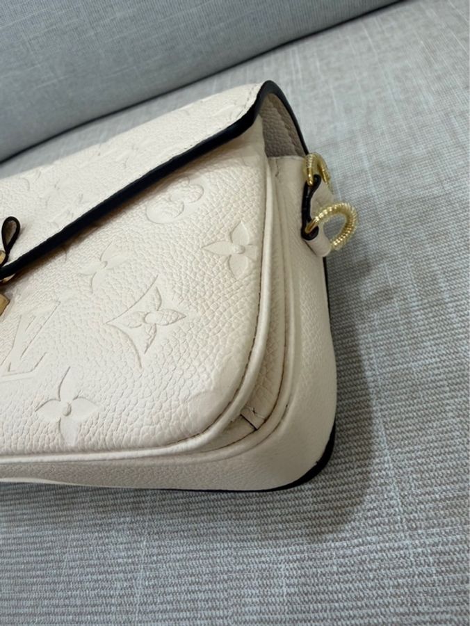 LV M22942 Pochette Métis East West 奶油色壓紋牛皮橫式郵差包-13