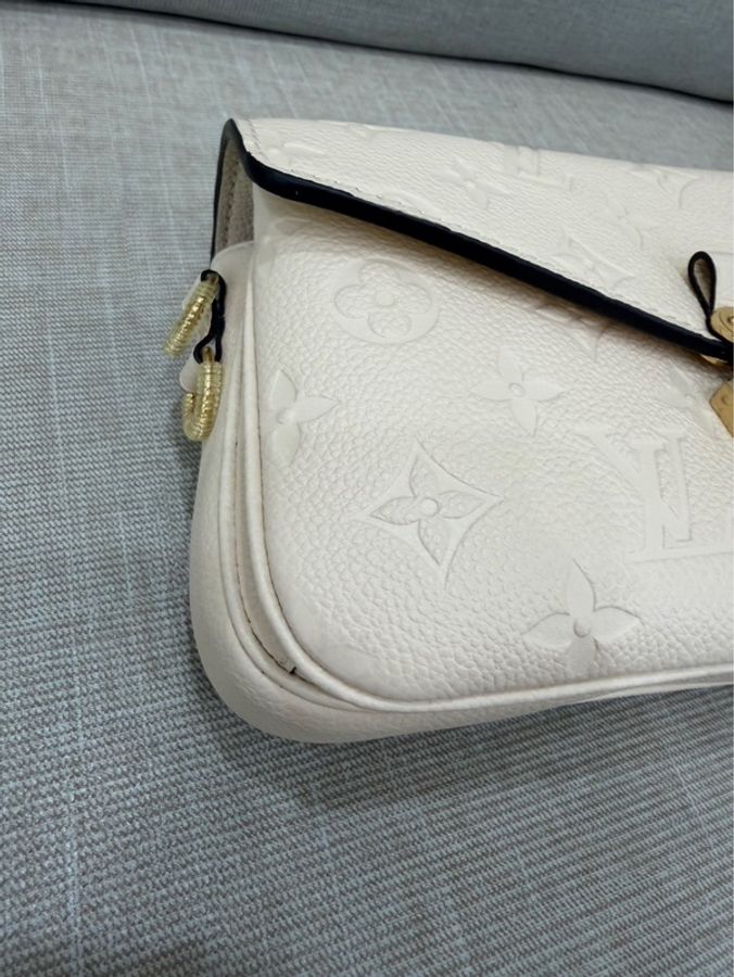 LV M22942 Pochette Métis East West 奶油色壓紋牛皮橫式郵差包-14
