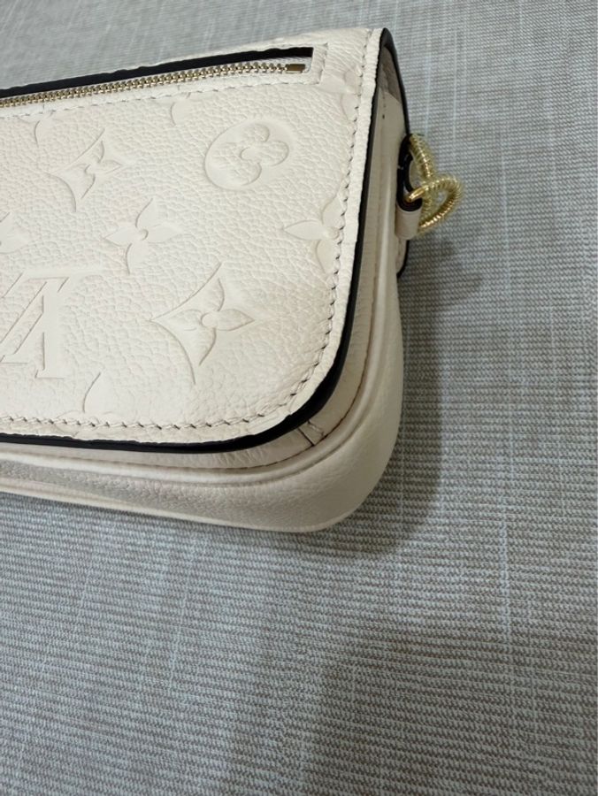 LV M22942 Pochette Métis East West 奶油色壓紋牛皮橫式郵差包-15