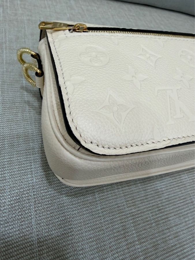 LV M22942 Pochette Métis East West 奶油色壓紋牛皮橫式郵差包-16