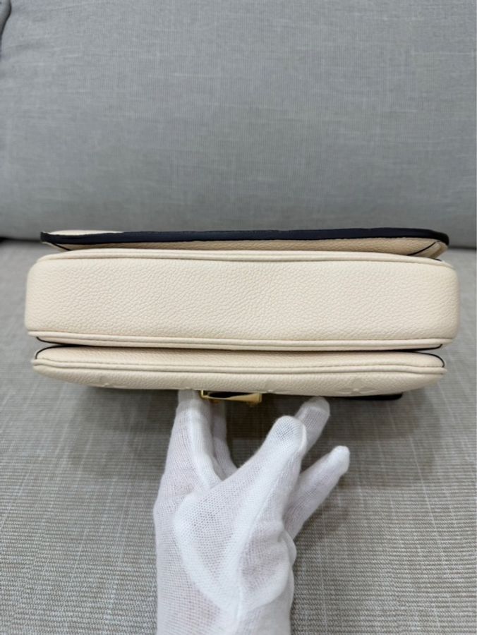 LV M22942 Pochette Métis East West 奶油色壓紋牛皮橫式郵差包-17