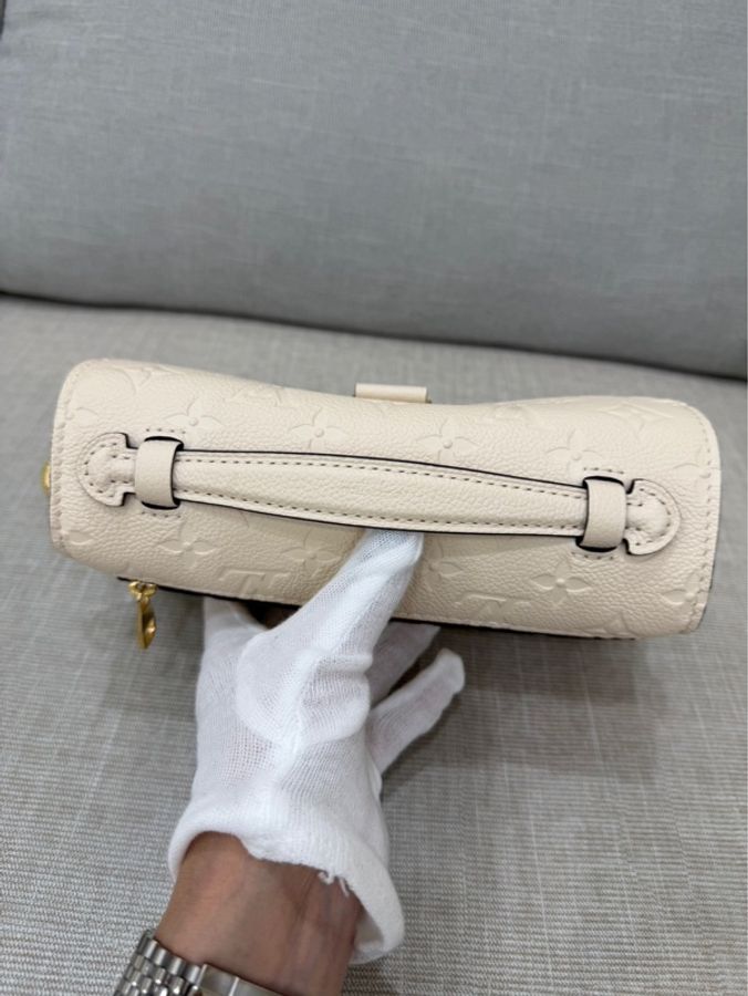 LV M22942 Pochette Métis East West 奶油色壓紋牛皮橫式郵差包-18
