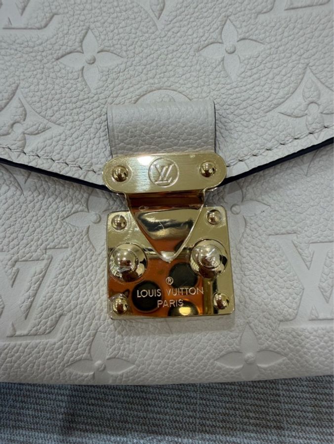 LV M22942 Pochette Métis East West 奶油色壓紋牛皮橫式郵差包-19