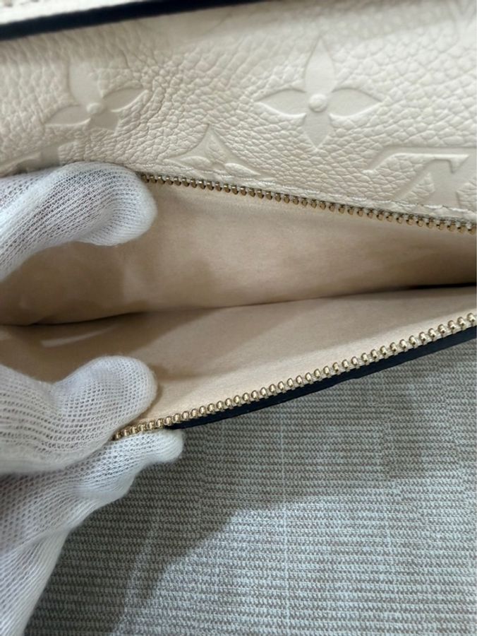 LV M22942 Pochette Métis East West 奶油色壓紋牛皮橫式郵差包-23