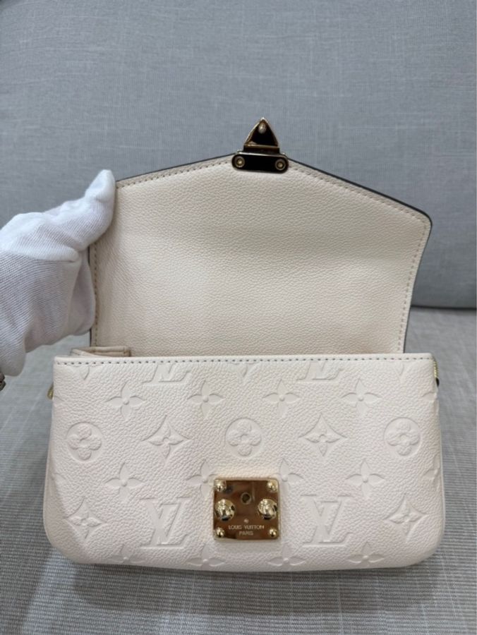 LV M22942 Pochette Métis East West 奶油色壓紋牛皮橫式郵差包-24