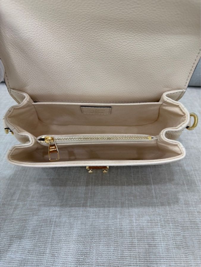 LV M22942 Pochette Métis East West 奶油色壓紋牛皮橫式郵差包-25