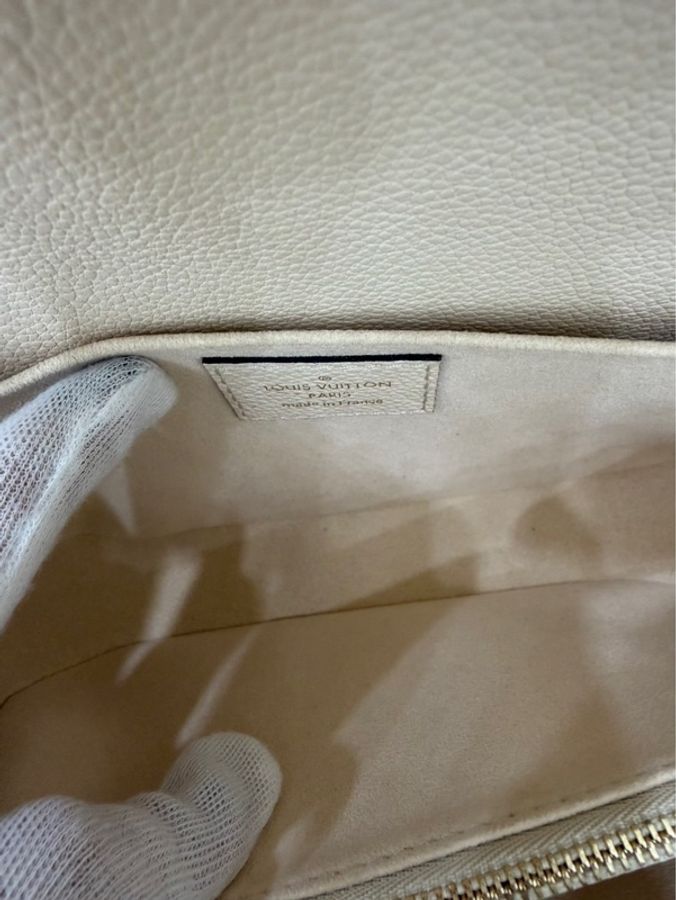 LV M22942 Pochette Métis East West 奶油色壓紋牛皮橫式郵差包-27