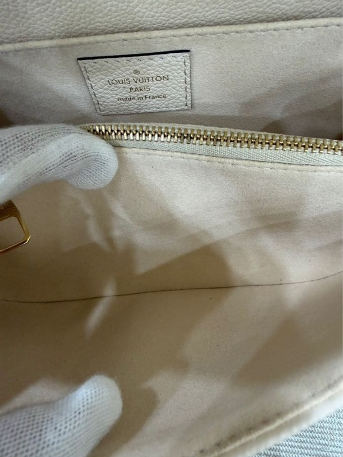 LV M22942 Pochette Métis East West 奶油色壓紋牛皮橫式郵差包-28