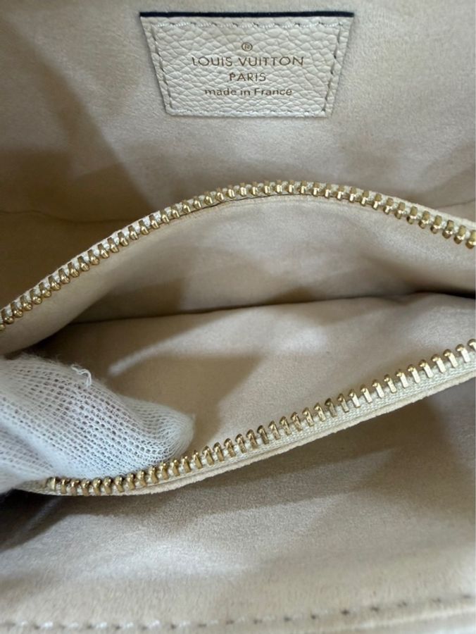 LV M22942 Pochette Métis East West 奶油色壓紋牛皮橫式郵差包-30