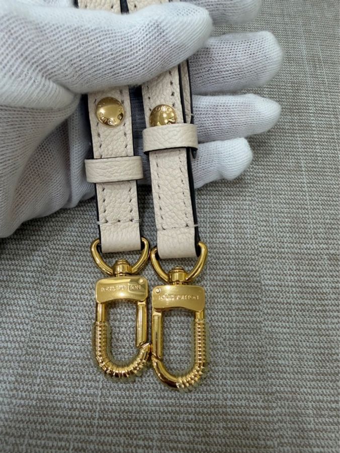 LV M22942 Pochette Métis East West 奶油色壓紋牛皮橫式郵差包-31