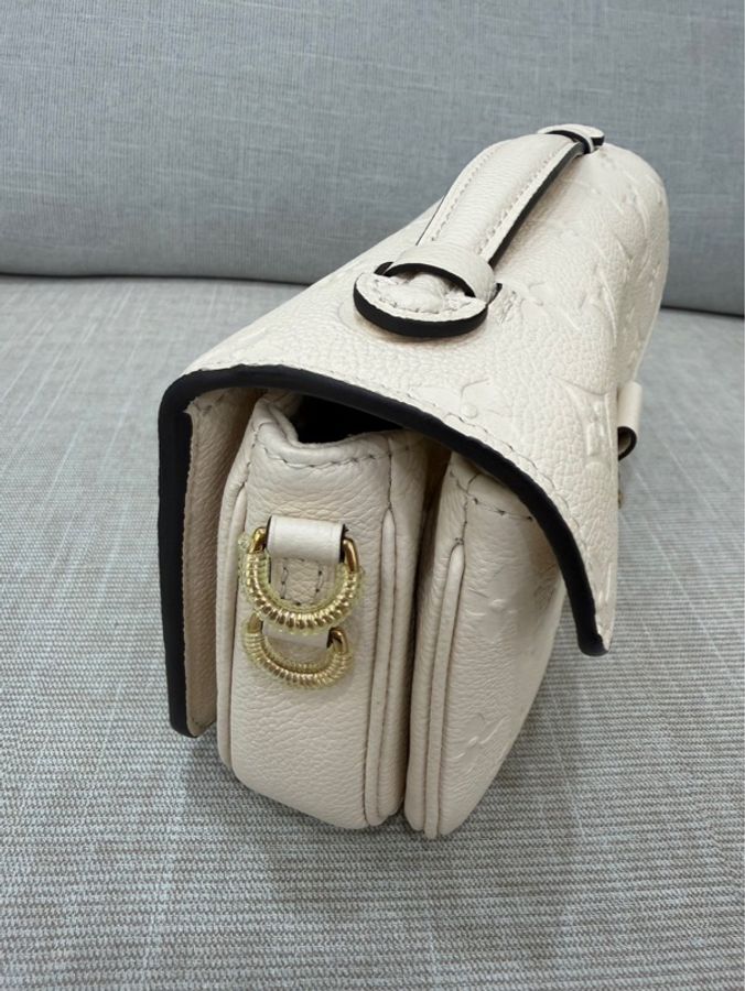 LV M22942 Pochette Métis East West 奶油色壓紋牛皮橫式郵差包-38