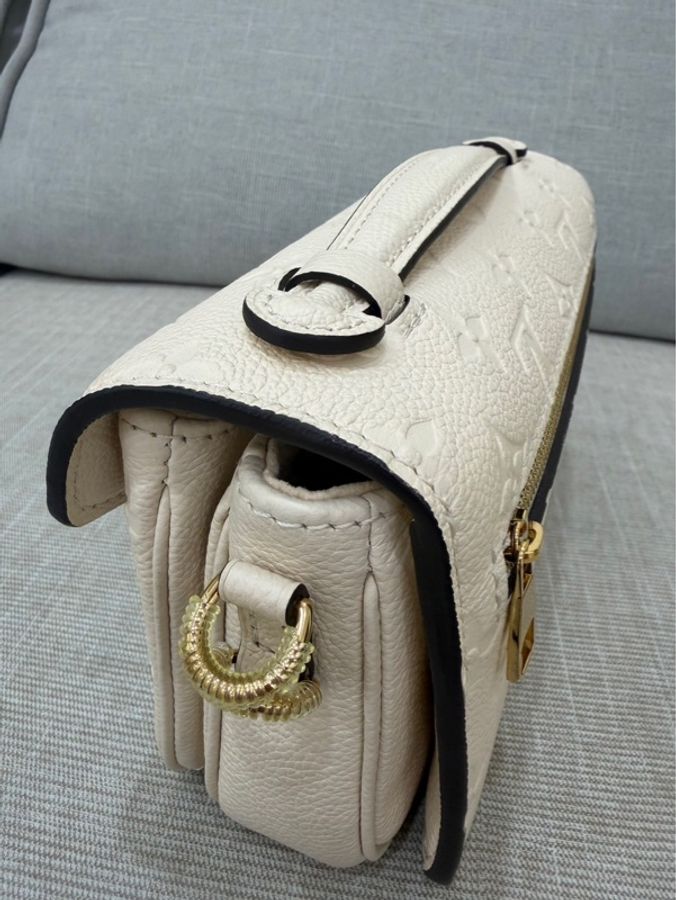 LV M22942 Pochette Métis East West 奶油色壓紋牛皮橫式郵差包-39
