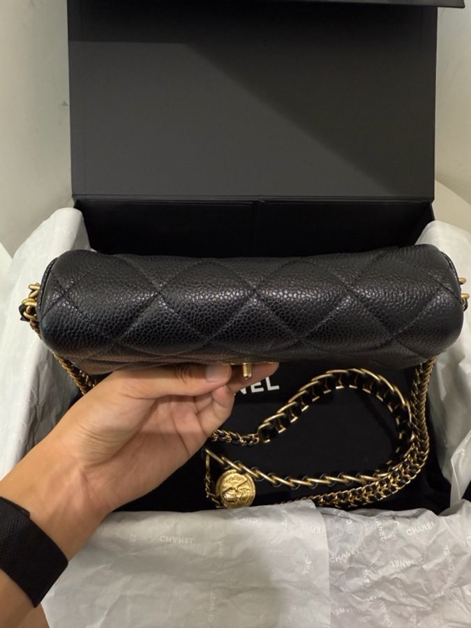 Chanel 香奈兒 Classic Flap CF金幣方胖子系列金屬扣徽章 顆粒壓花小牛皮方胖子口蓋包。-4