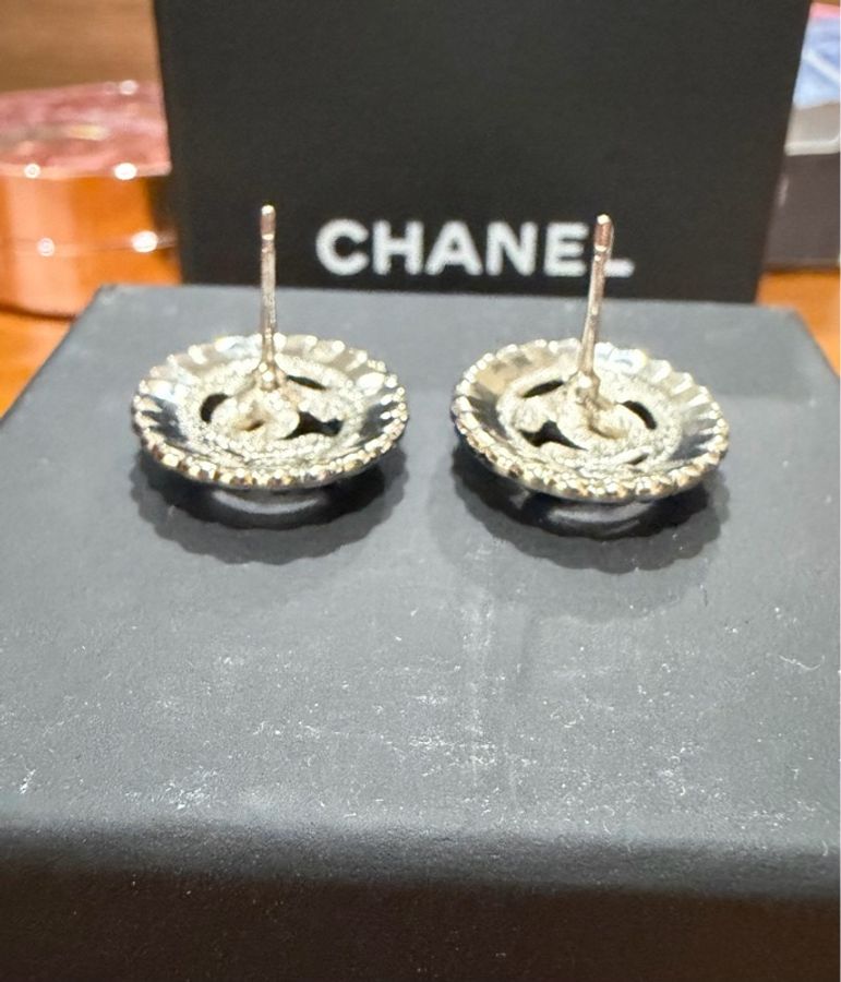 CHANEL 白色珐瑯鑽耳環-3