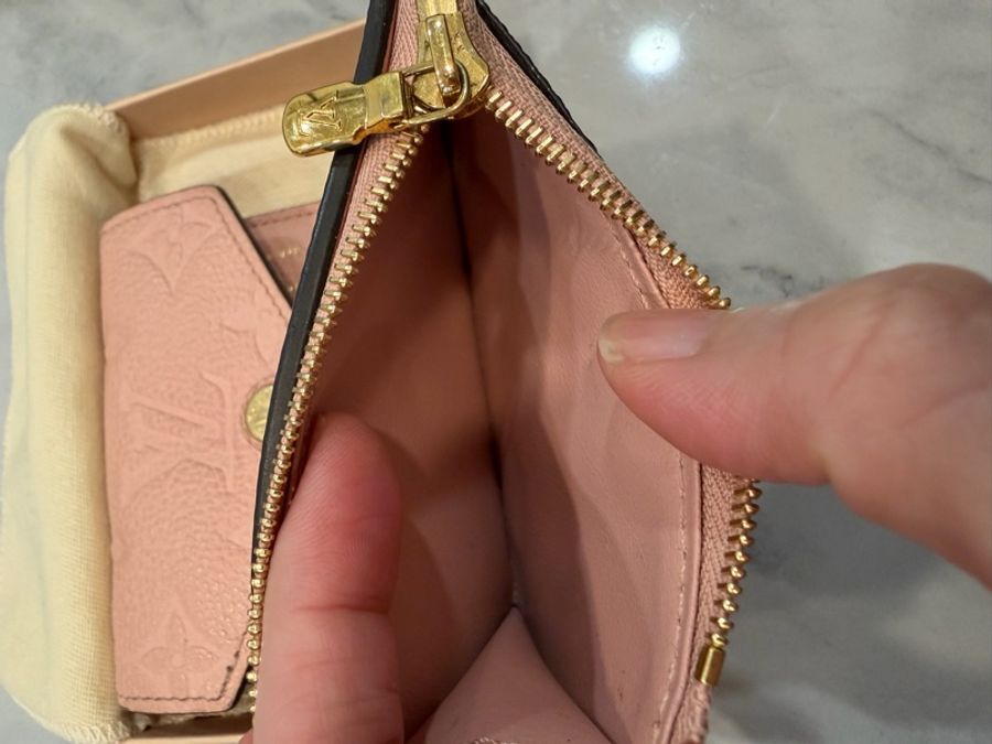 Louis Vuitton LV M62936 Zoé 經典花紋全皮革壓紋三折短夾.玫瑰粉-24