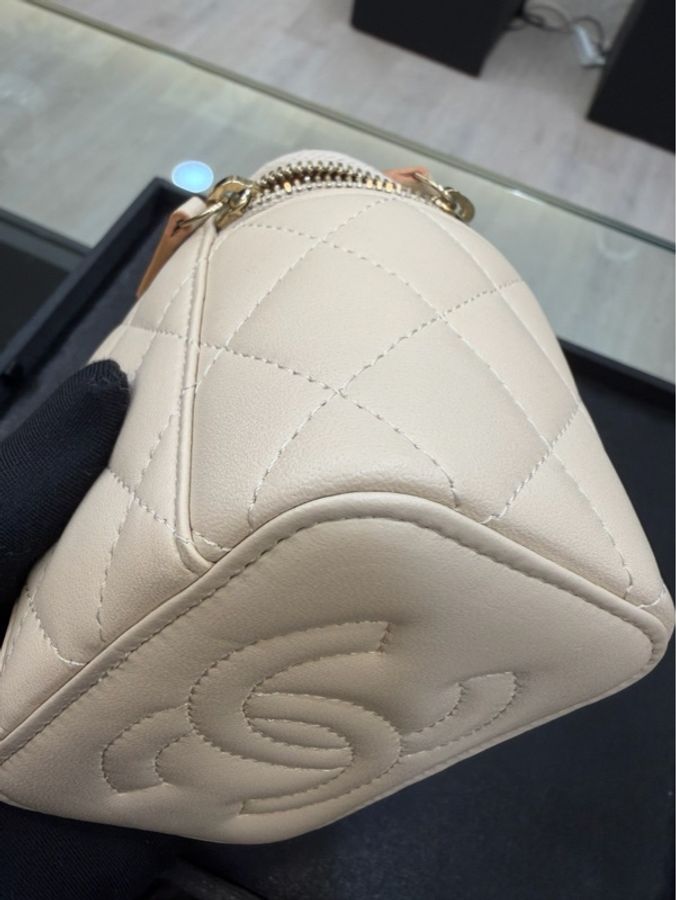 Chanel mini 淺米色手提斜背化妝包 晶片款-6