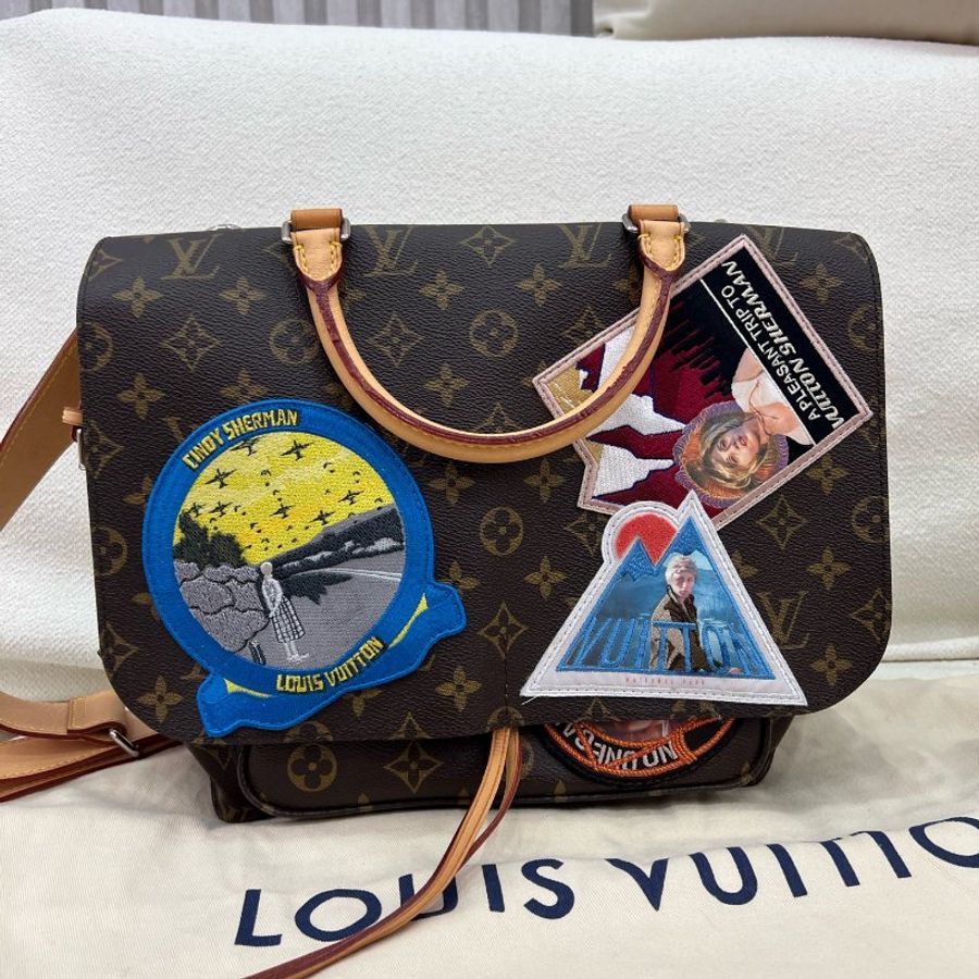 LV × Cindy Sherman 160周年限定 徽章郵差包 老花徽章 銀扣-0