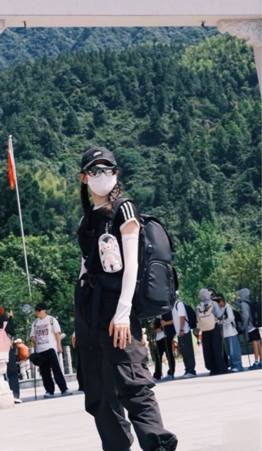Prada 普拉達黑色全牛皮雙肩登山包-1