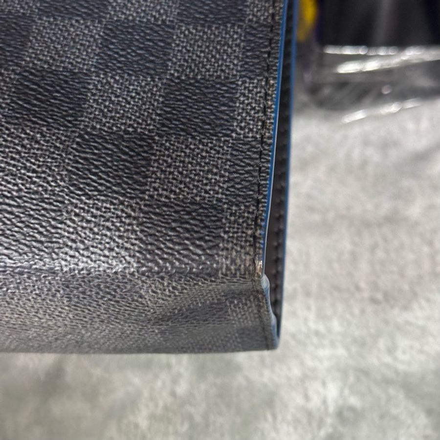 Louis Vuitton 路易威登 黑棋盤格印花手拿洗漱包 尺寸：21*27*6-10