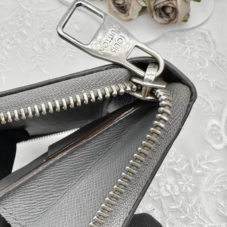 LOUIS VUITTON LV Taiga 牛皮大象灰拉鍊長夾-28