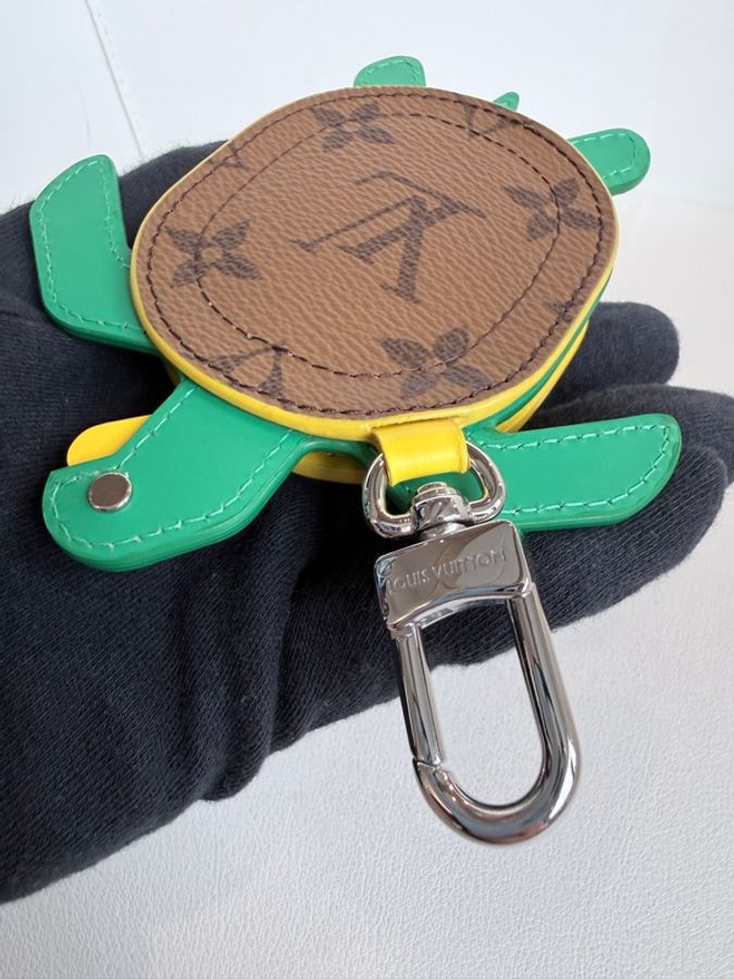 LOUIS VUITTON✨LV TURTLE POUCH 烏龜鑰匙圈掛式耳機包-16