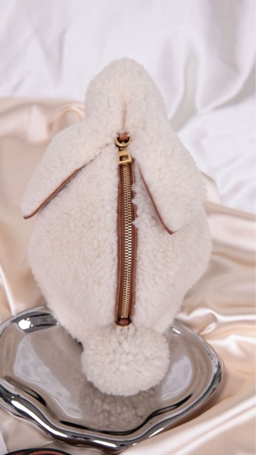 Loewe白色羊羔毛兔子形状单肩包-11