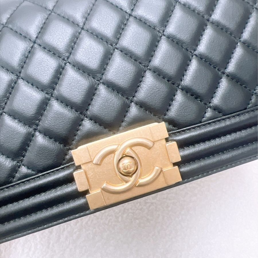 Chanel boy 25 黑金中號鏈條包-11