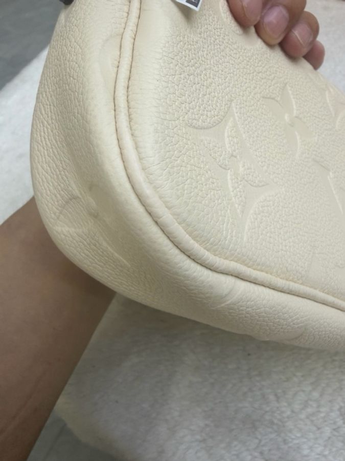 Louis Vuitton 路易威登 ivy奶昔白壓紋粒面牛皮 尺寸:23.5*12*4.3-14