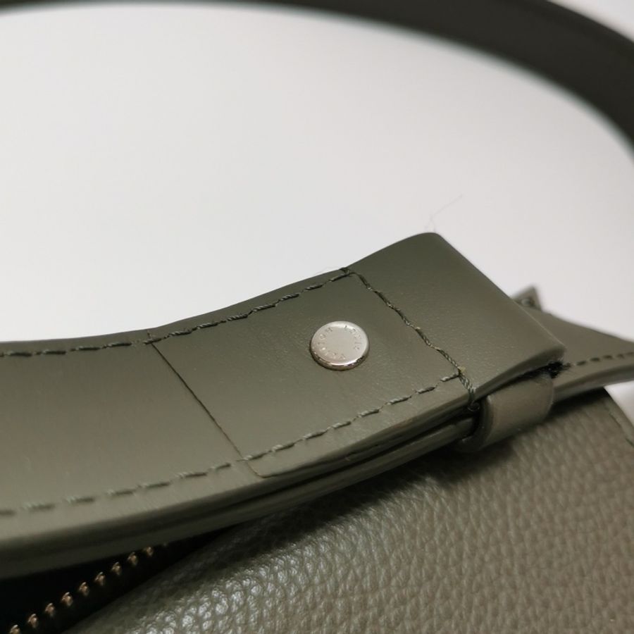 Louis Vuitton 路易威登 LV Pilot綠色牛皮LV標識拉鍊斜挎包-8