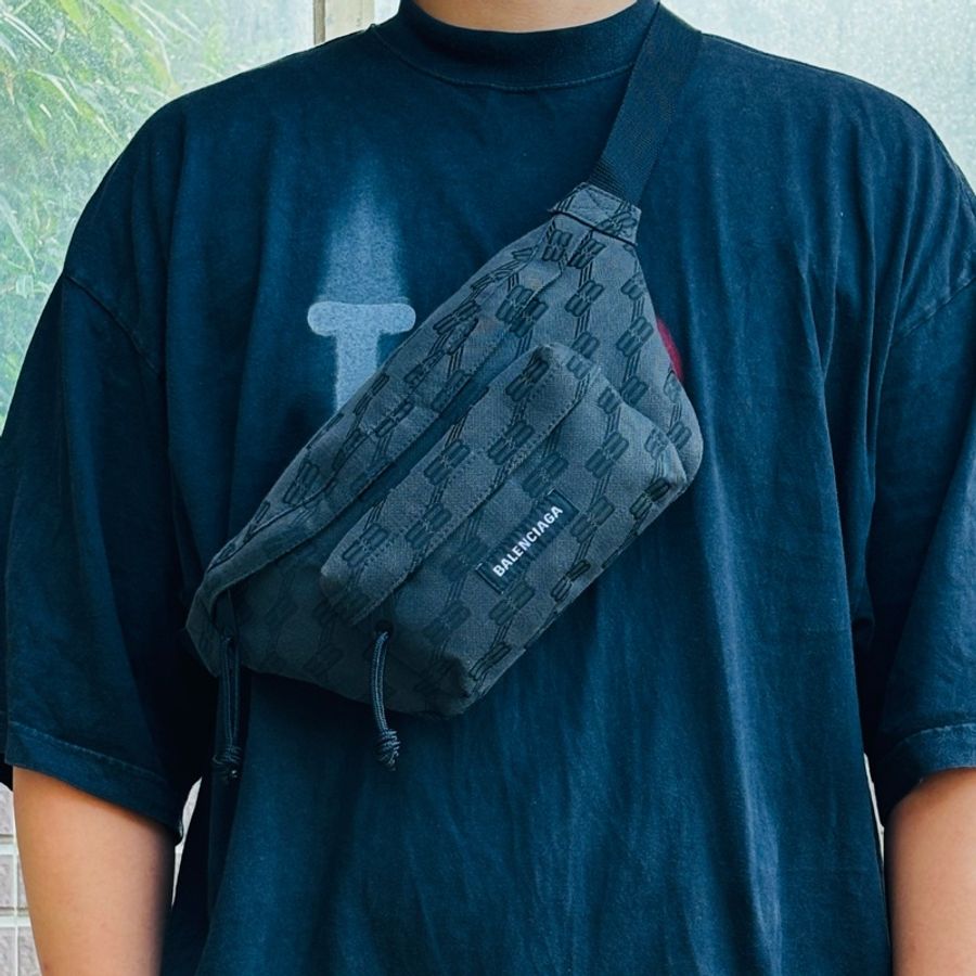 ‼️限時驚喜 即將下架 Balenciaga 巴黎世家 新款 黑🈵版老花 帆布 雙B 胸包 腰包-1