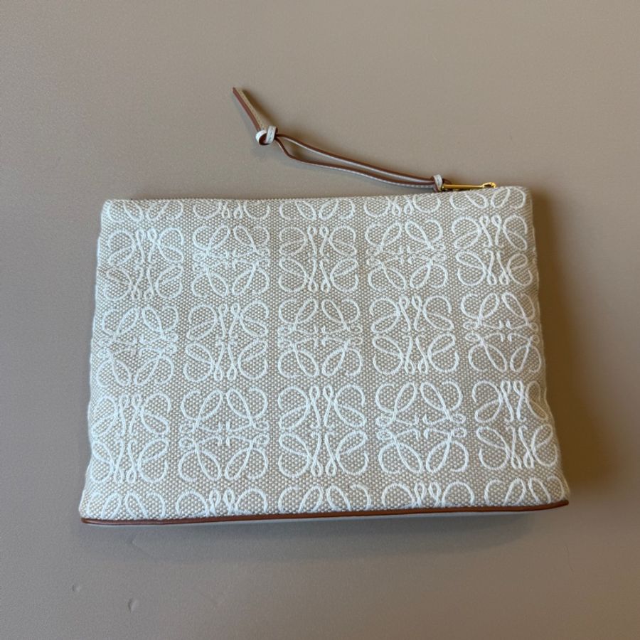 914intheair 『全新』Loewe Anagram LOGO腋下包洗漱包-39