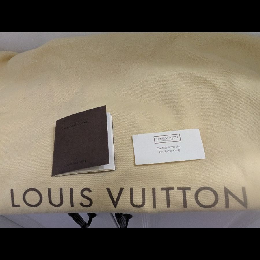 LV 經典款深灰色小羊皮刺繡肩背包（Anthracite Monogram Olympe Nimbus，型號 M95476-19