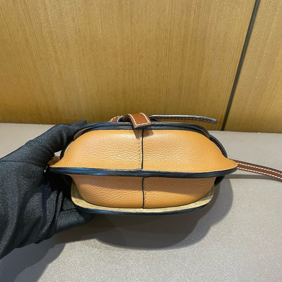 99新 羅意威/Loewe mini gate斜挎包 焦糖色 成色完美-4