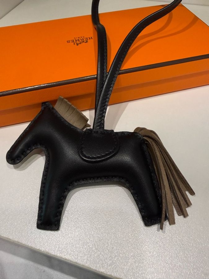 【Hermès 愛馬仕】夢幻金剛配色 Rodeo PM 馬兒小羊皮包包掛飾（黑色/大象灰）-1