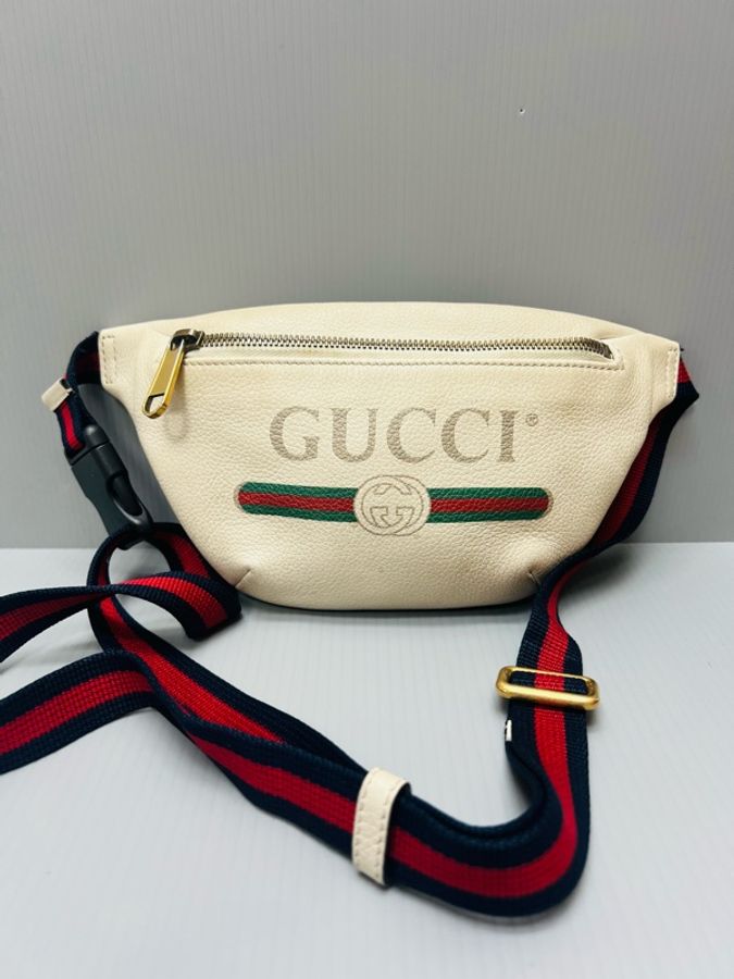 Gucci 胸口斜背包-0