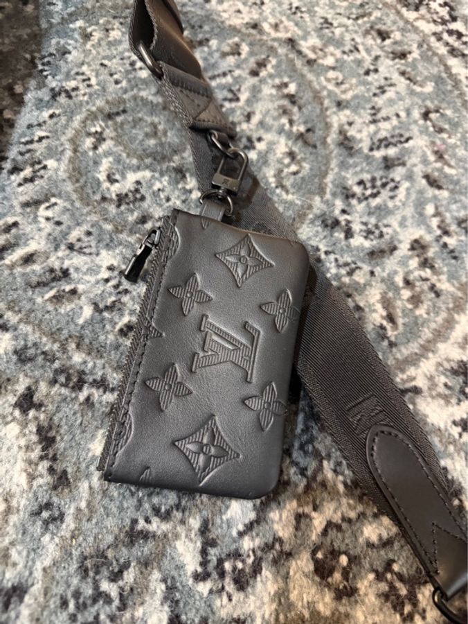 Louis Vuitton Monogram Shadow 皮革 Duo 郵差包 帥 9新 M69827(黑色斜背包/二合一肩背小包)。這款包採用低調的黑色壓紋牛皮製成,並在肩帶上附帶一個可拆式的小零錢包 少-9