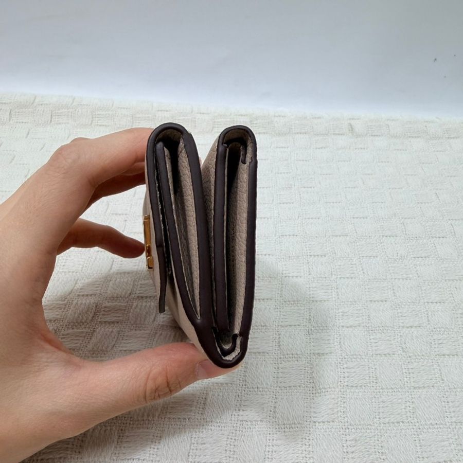 [輕巧實用款🥰] LV灰米白牛皮金釦LockMini三摺短夾-4