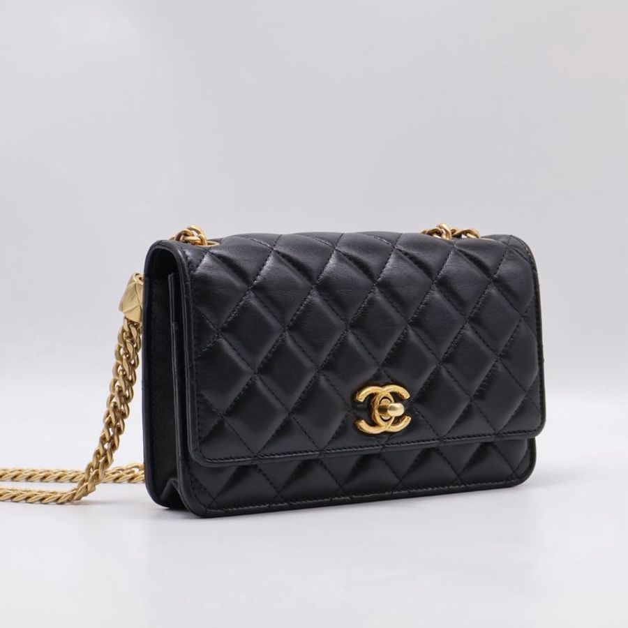 CHANEL 風衣釦小羊皮WOC - 黑金-2